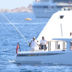 Leonardo DiCaprio s društvom na Sardiniji