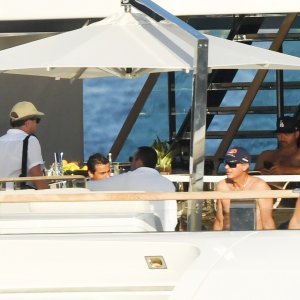 Leonardo DiCaprio s društvom na Sardiniji