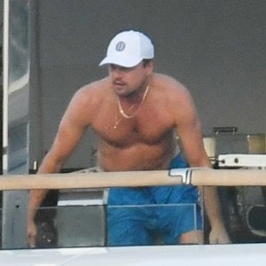 Leonardo DiCaprio s društvom na Sardiniji