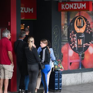 Guzva ispred Konzuma na autobusnom kolodvoru u Zagrebu