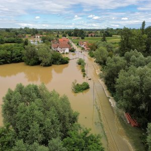 Fotografije iz zraka poplavljenog sela Drnje