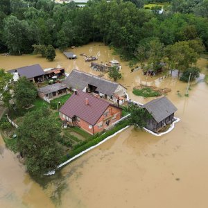 Fotografije iz zraka poplavljenog sela Drnje