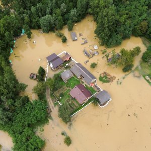 Fotografije iz zraka poplavljenog sela Drnje