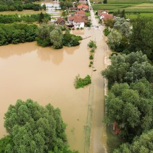 Fotografije iz zraka poplavljenog sela Drnje