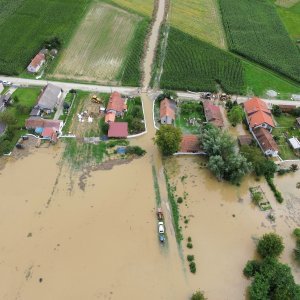 Fotografije iz zraka poplavljenog sela Drnje