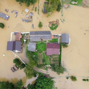 Fotografije iz zraka poplavljenog sela Drnje