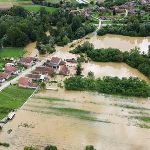 Fotografije iz zraka poplavljenog sela Drnje