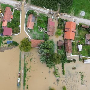 Fotografije iz zraka poplavljenog sela Drnje