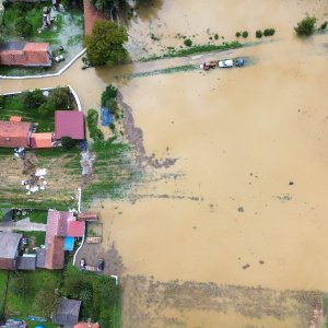 Fotografije iz zraka poplavljenog sela Drnje