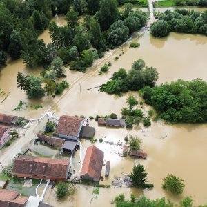 Fotografije iz zraka poplavljenog sela Drnje