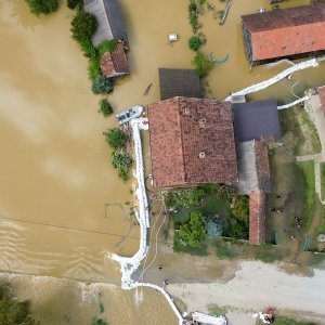 Fotografije iz zraka poplavljenog sela Drnje