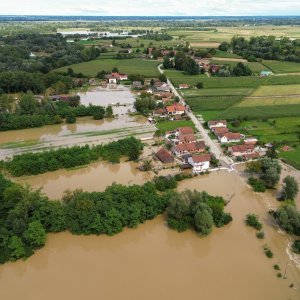 Fotografije iz zraka poplavljenog sela Drnje