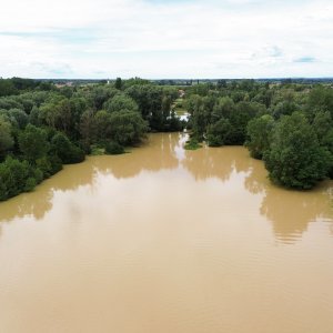 Fotografije iz zraka poplavljenog sela Drnje