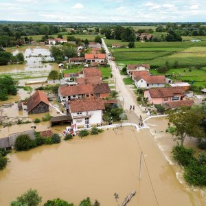 Fotografije iz zraka poplavljenog sela Drnje