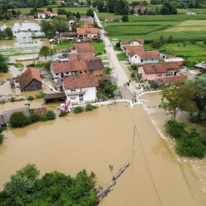 Fotografije iz zraka poplavljenog sela Drnje