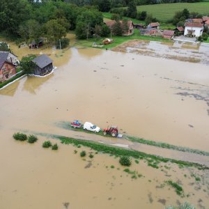 Fotografije iz zraka poplavljenog sela Drnje