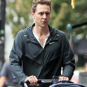 Tom Hiddleston u šetnji