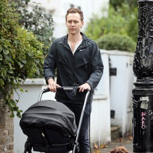Tom Hiddleston u šetnji