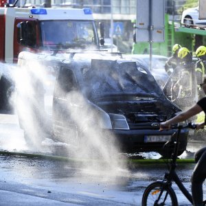 Izgorio kombi na Vukovarskoj u Zagrebu