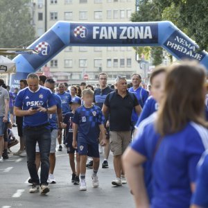 Dinamo - AEK, navijači ispred stadiona