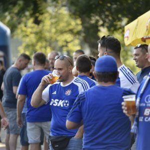 Dinamo - AEK, navijači ispred stadiona