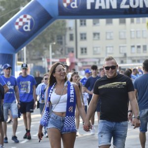 Dinamo - AEK, navijači ispred stadiona