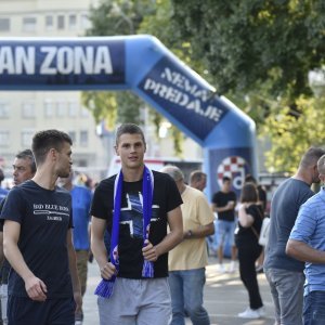 Dinamo - AEK, navijači ispred stadiona