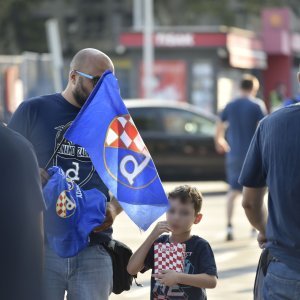 Dinamo - AEK, navijači ispred stadiona