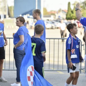 Dinamo - AEK, navijači ispred stadiona