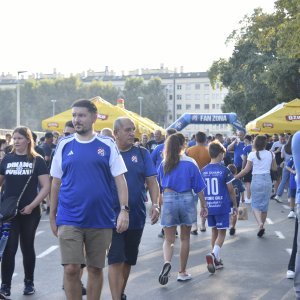 Dinamo - AEK, navijači ispred stadiona