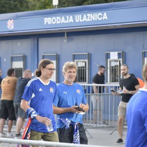 Dinamo - AEK, navijači ispred stadiona