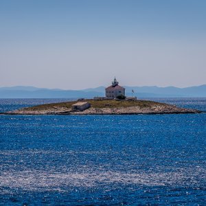 Uvala i otočić Pokonji Dol