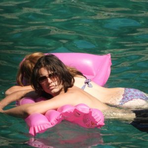 Damian Hurley s djevojkom u Italiji
