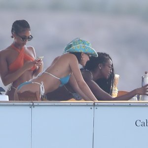 Kendall Jenner, Hailey Bieber, Justine Skye i Lori Harvey