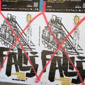Išarani i prekriženi plakati festivala alternative i ljevice Fališ
