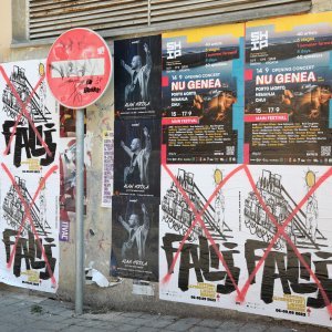 Išarani i prekriženi plakati festivala alternative i ljevice Fališ