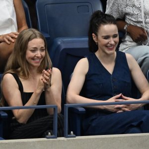 Amanda Seyfried i Rachel Brosnahan