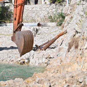 Nastavljeno rušenje objekata na Vruji