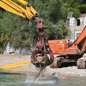 Nastavljeno rušenje objekata na Vruji