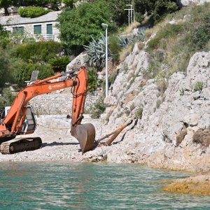 Nastavljeno rušenje objekata na Vruji