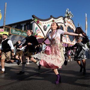 Posjetitelji Oktoberfesta potrčali zauzeti mjesta u šatorima