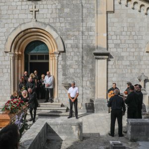 Posljednji ispraćaj glazbenika Mile Hrnića na groblju Boninovo