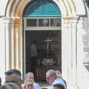 Posljednji ispraćaj glazbenika Mile Hrnića na groblju Boninovo