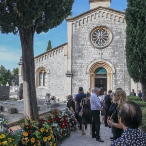 Posljednji ispraćaj glazbenika Mile Hrnića na groblju Boninovo