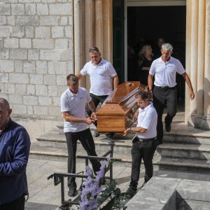 Posljednji ispraćaj glazbenika Mile Hrnića na groblju Boninovo