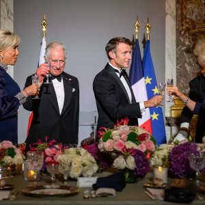 Kraljica Camilla, kralj Charles III, Emmanuel i Brigitte Macron