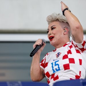 Indira zabavljala publiku prije početka susreta Hrvatske i Turske