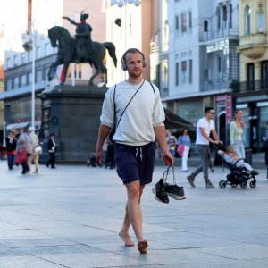 Skinuo tenisice i bos uživao u šetnji centrom grada