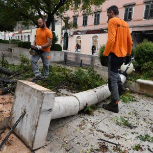 Šibenik: Olujno jugo srušilo stablo na betonski stup rasvjete koji se u potpunosti raspao