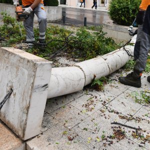 Šibenik: Olujno jugo srušilo stablo na betonski stup rasvjete koji se u potpunosti raspao